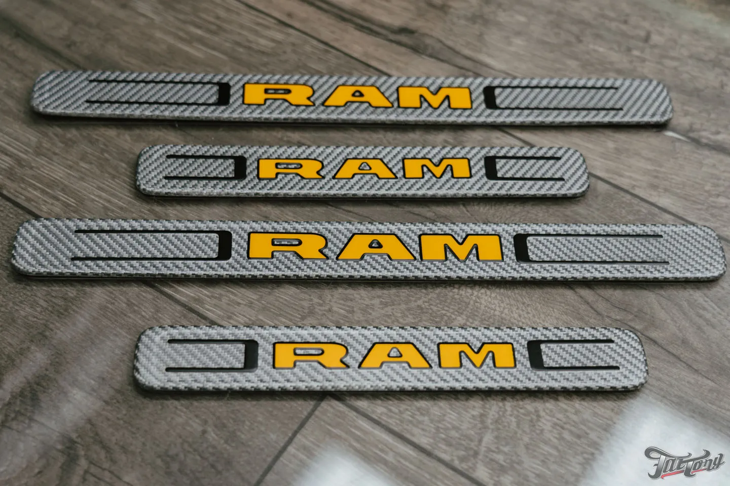 Что мы сделали с RAM TRX Hennessey Mammoth 1000?! Часть 4: ламинация карбоном и покраска элементов. Накладки порогов из алютекса